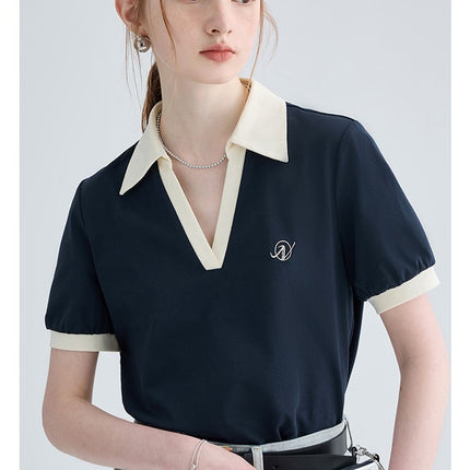 Polo elegante con cuello en contraste: top de manga corta con estilo preppy chic