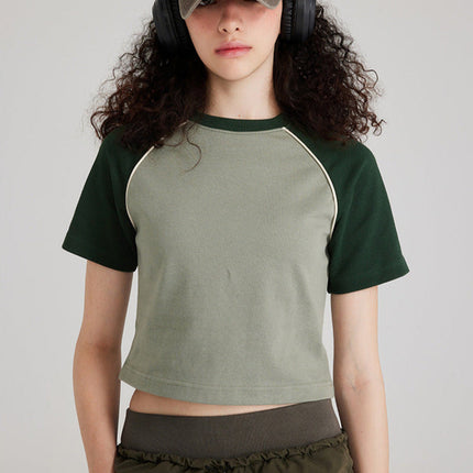Women's cropped raglan tee
Streetwear crop top
Short sleeve casual t-shirt
Urban fashion top
Sporty crop top
Oversized crop top