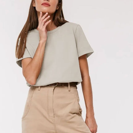Camiseta clásica esencial: cómoda y elegante para el día a día.