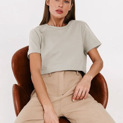 Camiseta clásica esencial: cómoda y elegante para el día a día.
