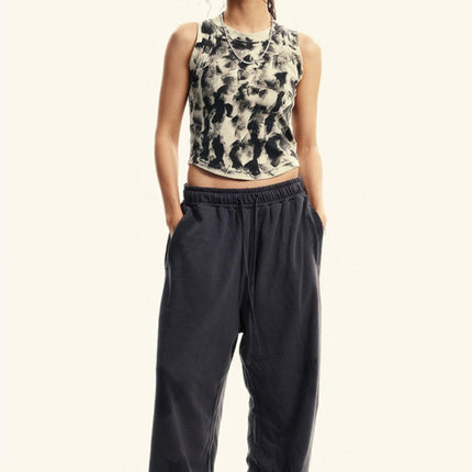 Tie-dye crop top
Sleeveless streetwear top
Edgy casual tank top
Grunge aesthetic top
Women's urban fashion
Trendy summer crop top