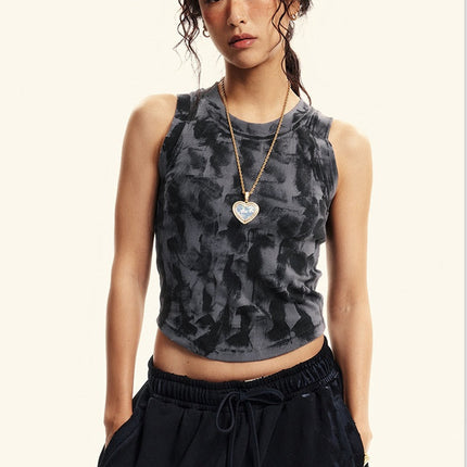 Tie-dye crop top
Sleeveless streetwear top
Edgy casual tank top
Grunge aesthetic top
Women's urban fashion
Trendy summer crop top
