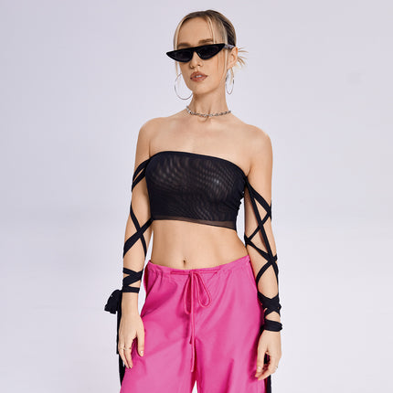 Top de tubo con tirantes negros transparentes para mujer: un top corto de malla moderno para ropa urbana y festivales.