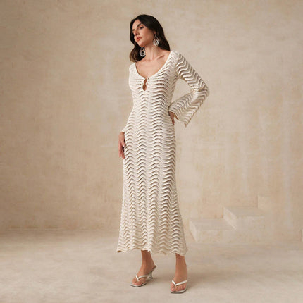 Elegante vestido playero de crochet: maxi, manga larga y espalda abierta