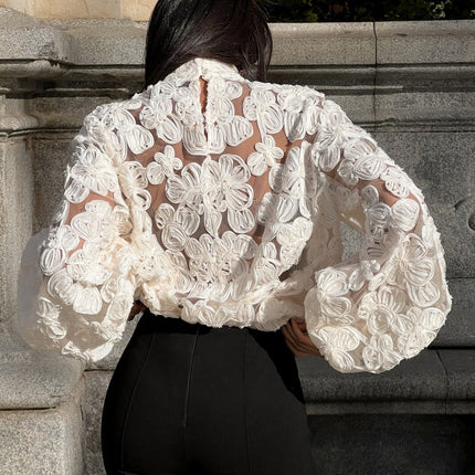 Elegante blusa floral de encaje transparente: elegante top de cuello alto y manga larga