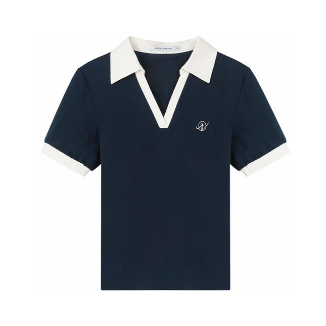Polo elegante con cuello en contraste: top de manga corta con estilo preppy chic