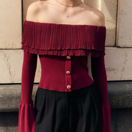 Elegante top con hombros descubiertos, volante plisado y mangas acampanadas