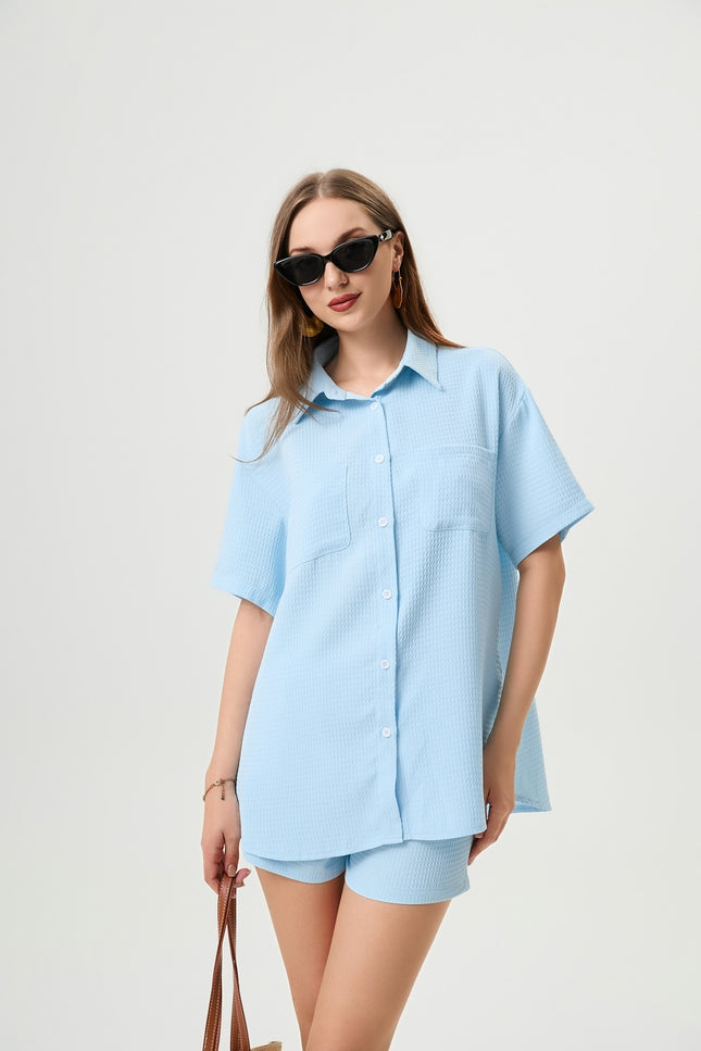Light blue lounge set
Waffle-textured two-piece set
Oversized shirt and shorts set
Summer co-ord set for women
Casual chic loungewear
Trendy vacation outfit 2025