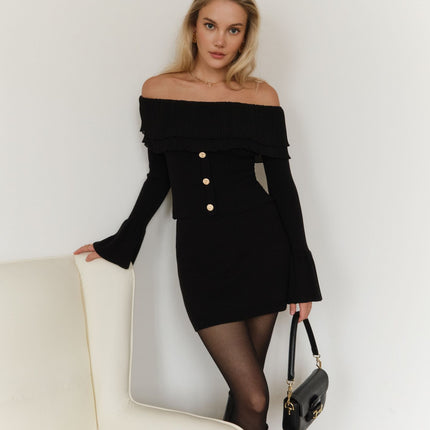 Off-shoulder top
Elegant off-shoulder blouse
Ruffle sleeve fashion
Trendy pleated top
Stylish evening wear