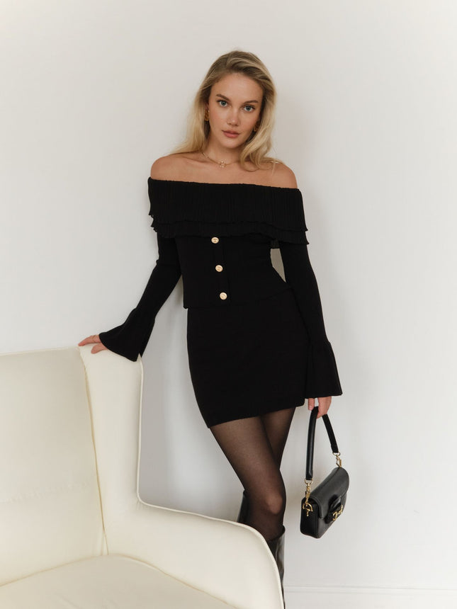 Off-shoulder top
Elegant off-shoulder blouse
Ruffle sleeve fashion
Trendy pleated top
Stylish evening wear