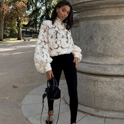 Elegante blusa floral de encaje transparente: elegante top de cuello alto y manga larga