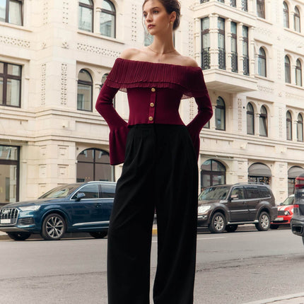 Elegante top con hombros descubiertos, volante plisado y mangas acampanadas