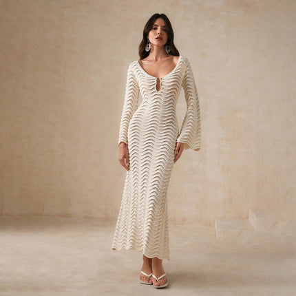 Elegante vestido playero de crochet: maxi, manga larga y espalda abierta