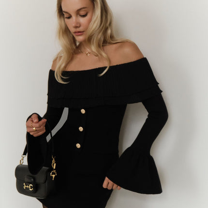 Elegante top con hombros descubiertos, volante plisado y mangas acampanadas