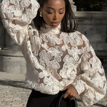 Elegante blusa floral de encaje transparente: elegante top de cuello alto y manga larga