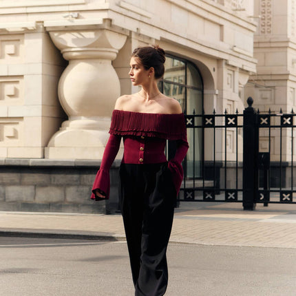 Elegante top con hombros descubiertos, volante plisado y mangas acampanadas